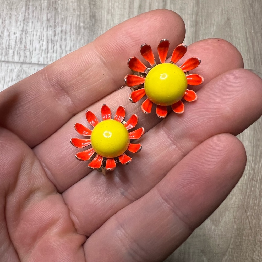 1960s ditsy daisy metal and enamel clip-on earrings